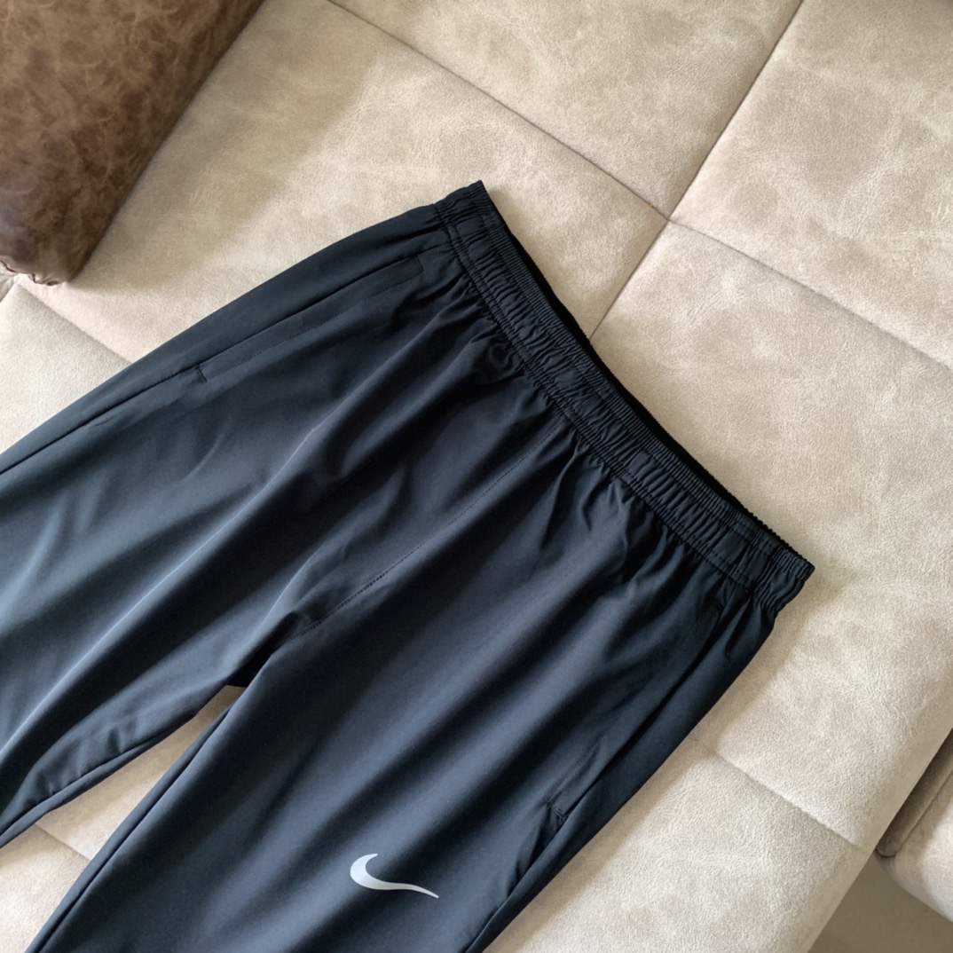 Nike Swoosh Quick-Dry Cuffed Sports Pants - Image 2