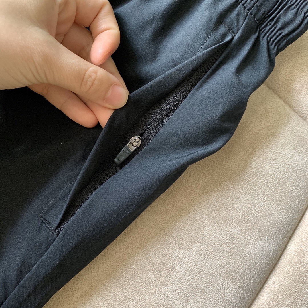 Nike Swoosh Quick-Dry Cuffed Sports Pants - Image 5